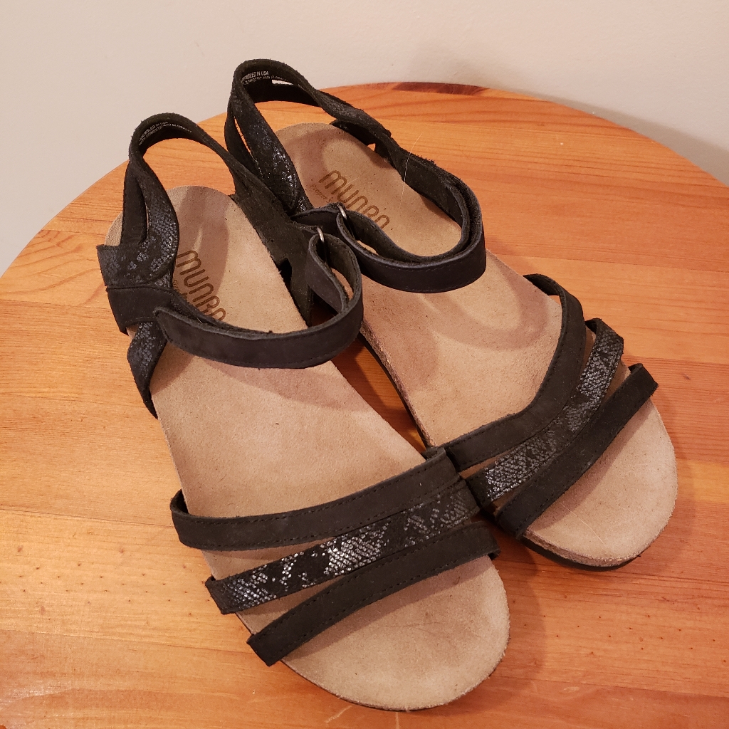 Munro Black Leather Strap Sandles In Excellent Condition Size 9